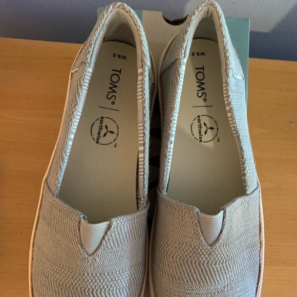 Brand new Women’s Toms Slip on Sneakers size 9.5 - Picture 2 of 7